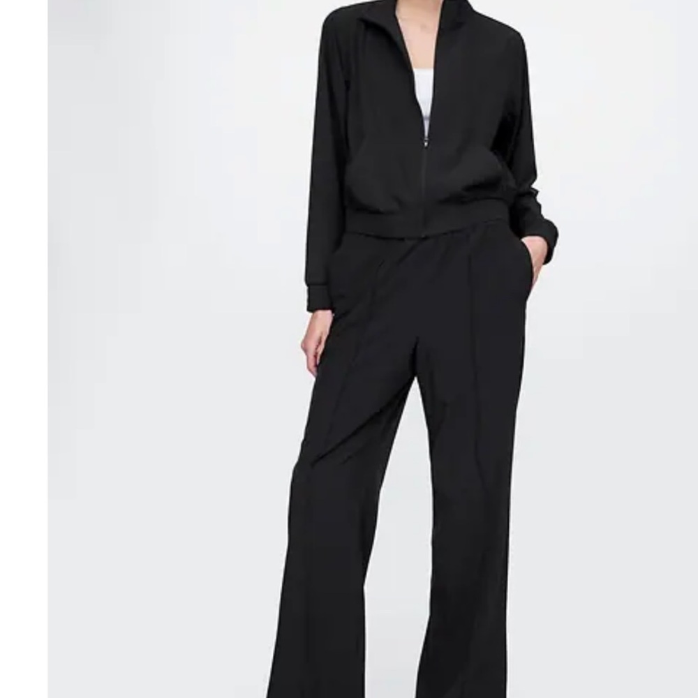 GAPfit Tech high rise split hem pants. NWT women’s medium.